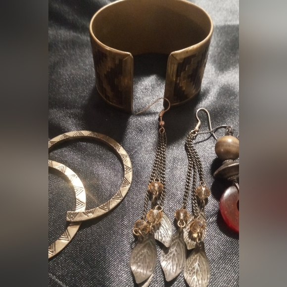 Chevron Cuff & 3 pairs of earrings Distressed gold ,brass tone. Boho - Picture 6 of 7